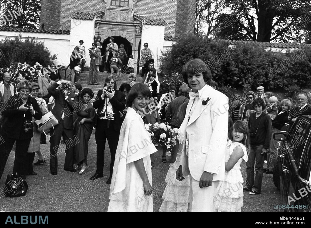 ARKIV 1976 - Lasse Berghagen gifte sig på fredagen med Eva Strand. Vigseln ägde rum i Tyresö kyrka söder om Stockholm. Foto: Olle Lindeborg Kod: 190 COPYRIGHT SCANPIX SWEDEN.