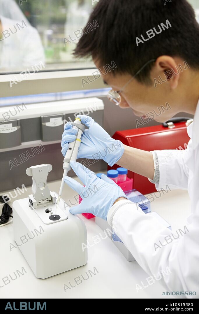 Dual-mode UV-Vis Spectrophotometer Thermo Fisher Scientific NanoDrop 2000c Nanomaterials laboratory CIC nanoGUNE, Nano science Cooperative Research Center, San Sebastian, Gipuzkoa, Euskadi, Spain.