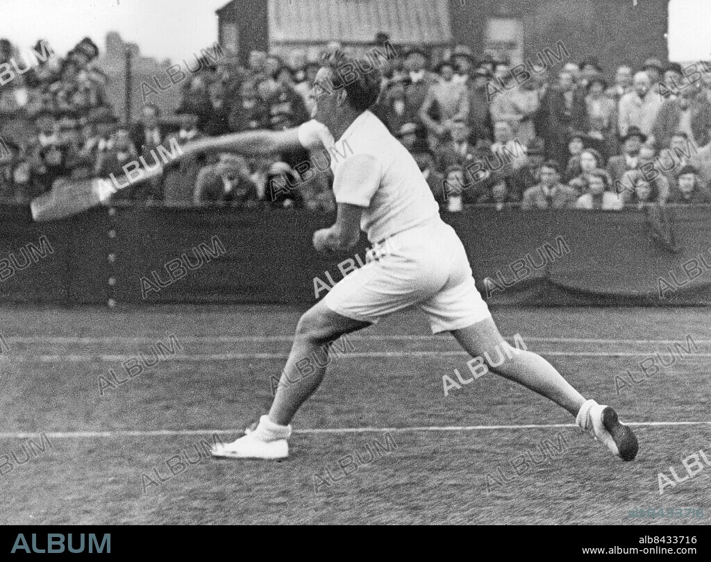DUBLIN 1936-05-16. Svenska tennisspelaren Kalle Schröder i aktion i en tennismatch i Davis Cup, Europazonens andra omgång mot Irland i den irländska huvudstaden Dublin 1936-05-16. Irland besegrade Sverige med 4-1. Foto: Keystone / AB Text & Bilder / SVT / Kod: 5600. T&B personmapp: Schröder, Kalle.