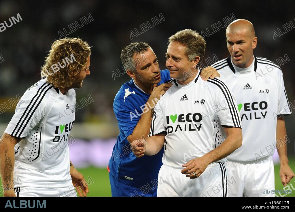 LAPO ELKANN, EROS RAMAZZOTTI und ZINEDINE ZIDANE. 53020387 Date 18 05 2009 Copyright Imago Matteo Gribaudi V l n r Entrepreneurs Lapo Elkann Fiat Singer Eros Ramazzotti presenter Paolo Bonolis and Zinedine Dine Zidane during the Benefit Football game partita Del Cuore in Turin PublicationxNotxInxITA People Highlight premiumd 2009 Turin Football Football game Charity Economy Music TV horizontal Kbdig Group photo Close Edge image Celebrities (Credit Image: © Imago/ZUMA Press). 19/05/2009