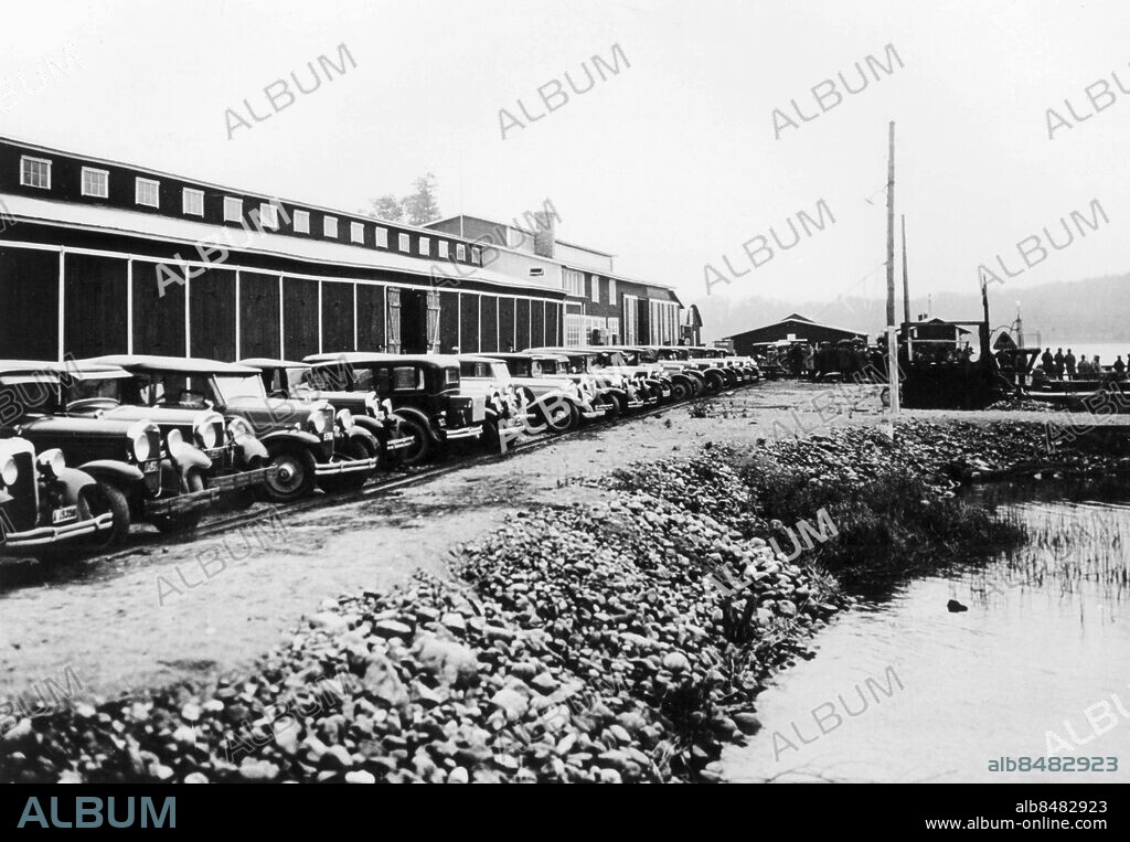 SEKLET-POLITIK-30      . Svensken Ivar Kreuger ansågs vara ett av världens ledande affärsgenier. Han grundade Svenska Tändsticks Aktiebolaget 1912 som i slutet av 10-talet var en multinationell koncern. Sedan aktiemarknaden börjat svikta i oktober 1929 hamnade Kreugerkoncernen i trångmål. Ivar Kreuger hittades död, troligen självmord, den 12 mars 1932 i sin våning i Paris. Kreugerkraschen var ett faktum. Bilden visar Ivar Kreugers bilpark som auktioneras bort vid Fittja båtvarv efter hans död. Foto: TT Kod: 190/9909 COPYRIGHT SCANPIX SWEDEN.