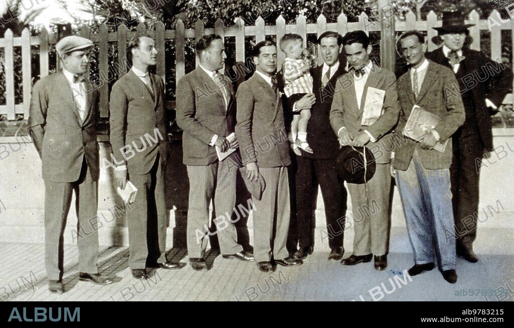 Miembros del Manifest Groc de Izqda. A Drcha. Manuel Font Siau, J. V. Foix, Sebastia Gasch, Lluis Montanya, Josep Carbonell, Federico Garcia Lorca, Salvador Dali y Magi A. Cassanyes, Sitges, 1927.