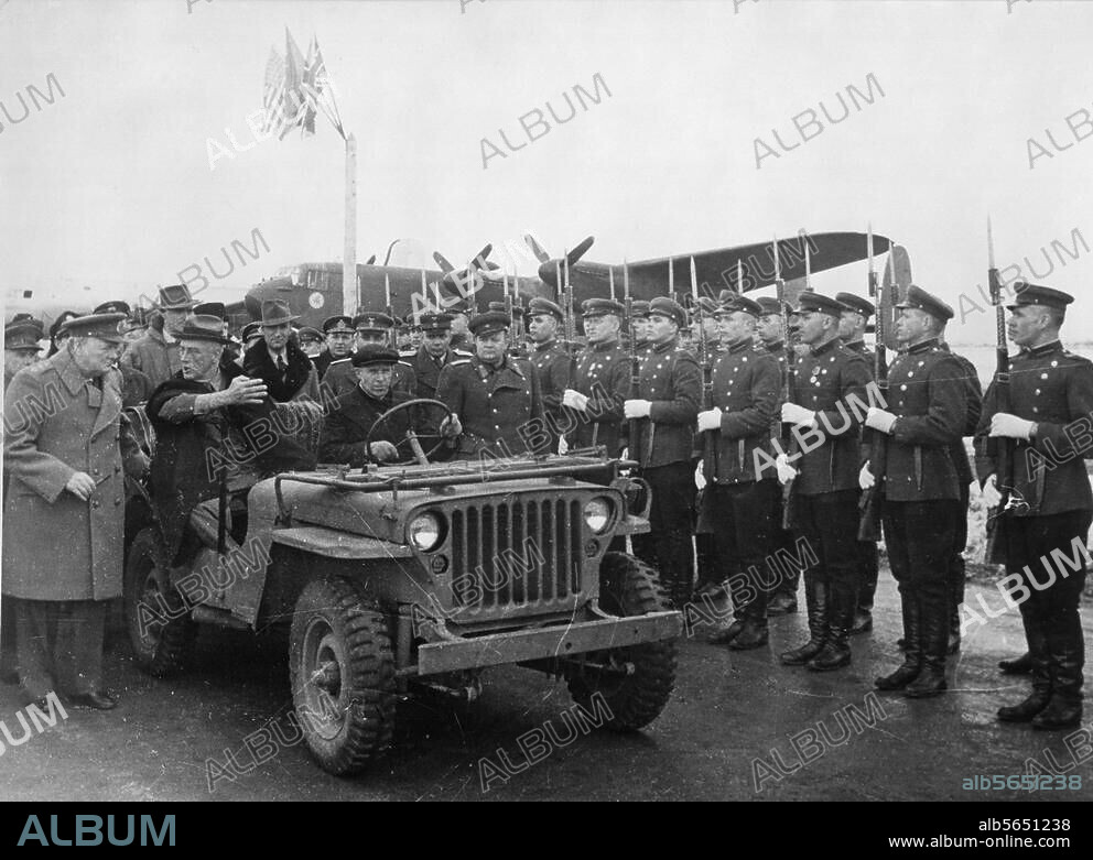 Seconde Guerre mondiale / Conférence de Yalta, du 4 au 11. février 1945. (Conférence des Alliés sur la division de l' Allemagne en zones d'occupation, les réparations de guerre, le nouveau découpage de l'Est de l'Europe, entre autres). Le président Roosevelt (dans la jeep), parlant avec Winston Churchill à l'aéroport Yalta. Photo, février 1945.