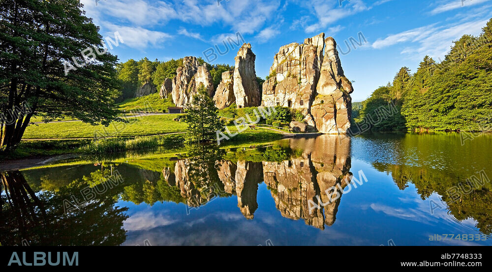 Externsteine dans la forêt de Teuteburg, formation de grès, Horn - Bad Meinberg, Rhénanie du Nord - Westphalie, Allemagne, Europe. Photo, 18.06.2017.