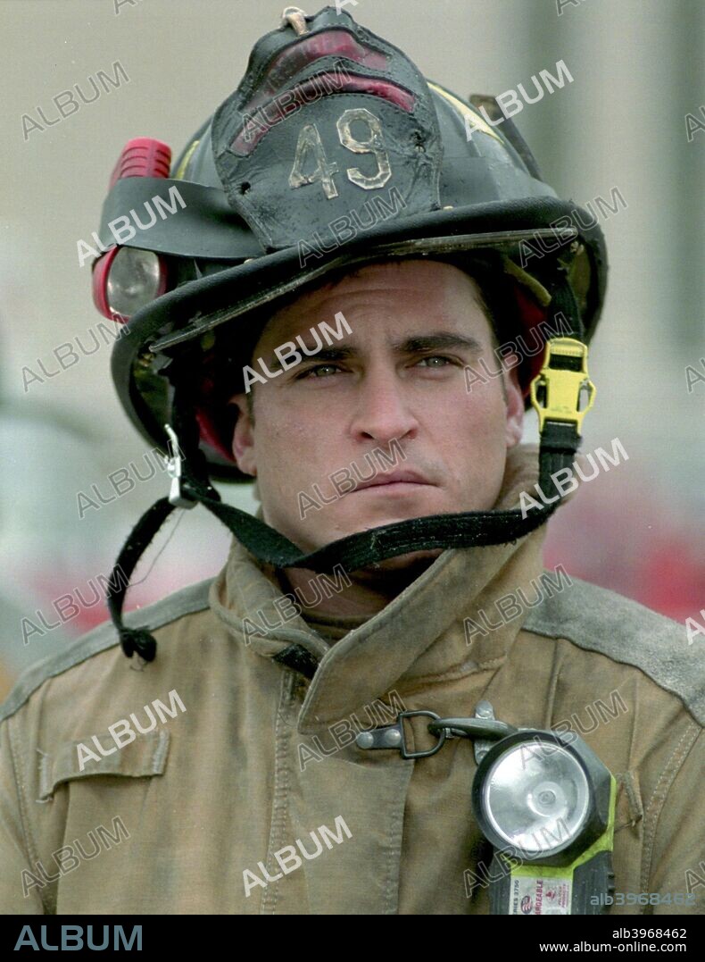 JOAQUIN PHOENIX en BRIGADA 49, 2004 (LADDER 49), dirigida por JAY RUSSELL. Copyright TOUCHSTONE PICTURES.