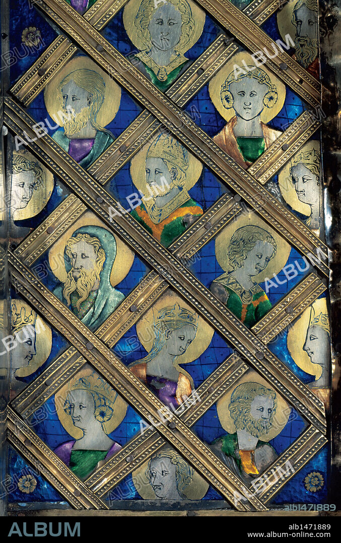 ARTE GOTICO. ESPAÑA. S. XIV. RETABLO DEL ALTAR MAYOR DE LA SEO DE GIRONA. Conjunto realizado en plata sobredorada, repujada y cincelada con placas de esmalte opaco y pedrería intercalada. Contribuyeron en su realización el MAESTRO BARTOMEU, hacia el año 1320 y PERE BERNES (1357-1380). ESMALTES DEL PINACULO CENTRAL CON LA VIRGEN. CATEDRAL DE GIRONA. Comarca del Gironès. Cataluña.