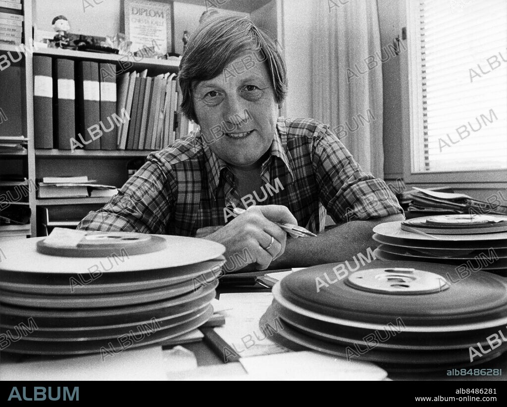 ARKIV 19760629. Rune Gnestadius född Karlsson, mera känd under namnet Gnesta-Kalle, radio- och TV-producent, programledare, dragspelare och kapellmästare. Porträtterad på kontoret bland inspelningsband. Gnesta-Kalle förknippas bl.a. med radio- och TV-programmet "Våra favoriter".. Foto: Bo Lindell / SVD / SCANPIX / Kod: 11014.