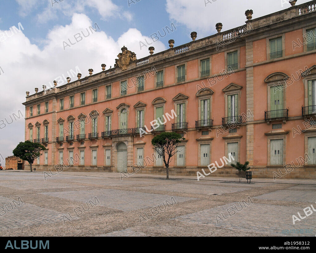 ARTE BARROCO. ESPAÑA. S. XVIII PALACIO DE RIOFRIO. Comenzado en 1752 según trazas de V. Rabaglio. La fachada, de color rosa, es de mampostería. Riofrío. Provincia de Segovia. Castilla-León. España.