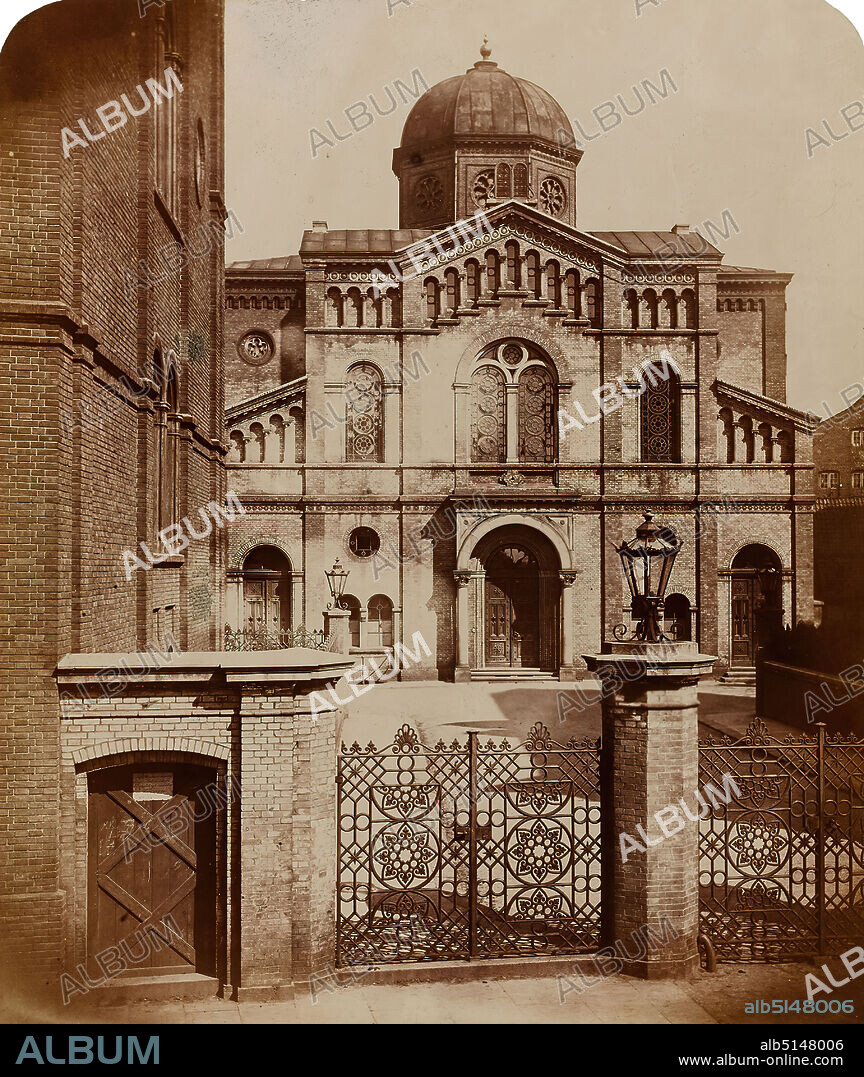 Wilhelm Champés, Synagogue Kohlhöfen, Hamburg, albumin paper, black and white positive process, image size: height: 23,8 cm; width: 20 cm, dry stamp: recto and on the cardboard: PHOTOGRAPHY, VON, W. CHAMPÉS, Hamburg, BERGSTRASSE 14, architectural photography, tabernacle, temple, synagogue, sanctuaries (Jewish religion).