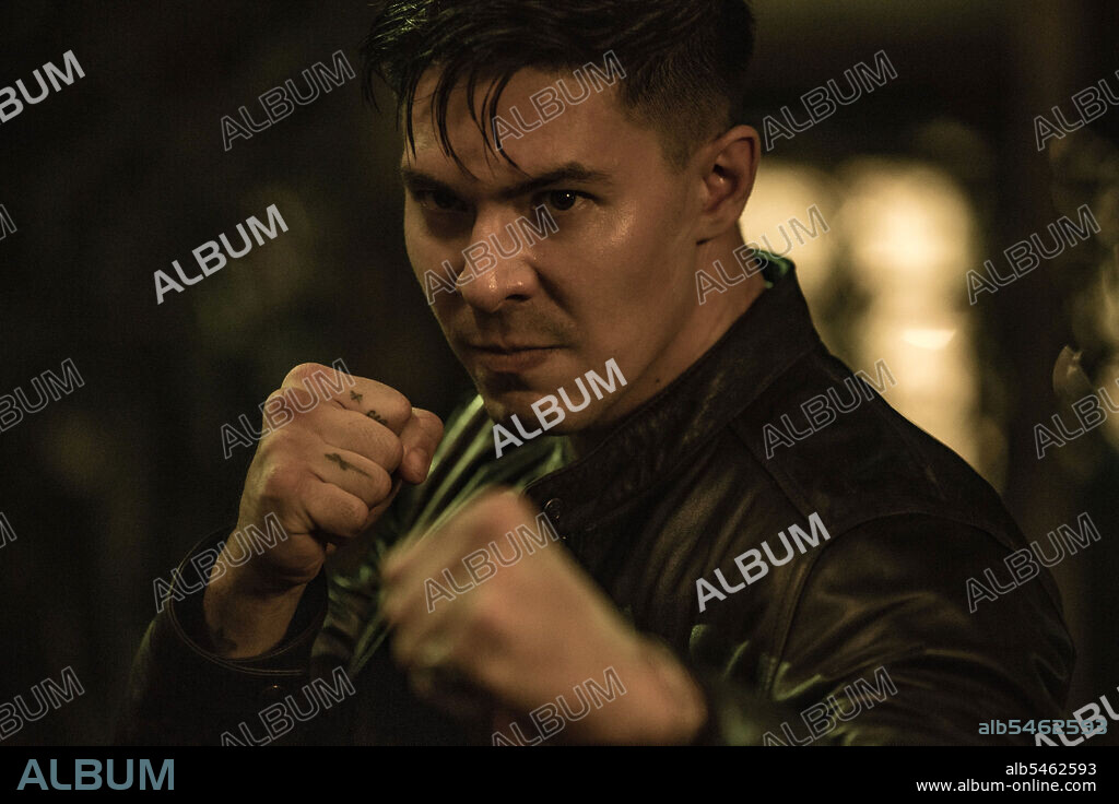 LEWIS TAN en VENGANZA A GOLPES, 2022 (FISTFUL OF VENGEANCE), dirigida por ROEL REINE. Copyright Flame Ventures / Living Films / Netflix.
