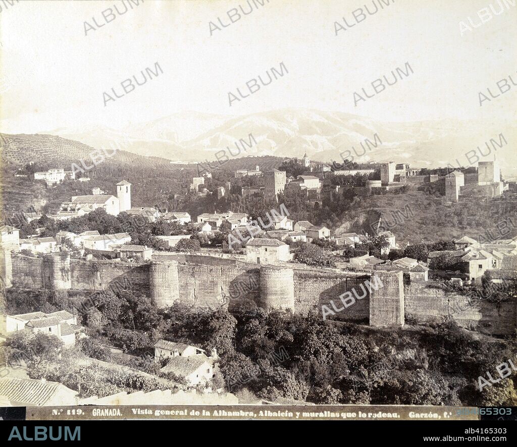 Granada. Vista general de la Alhambra, Albaicín, y murallas que lo rodean.