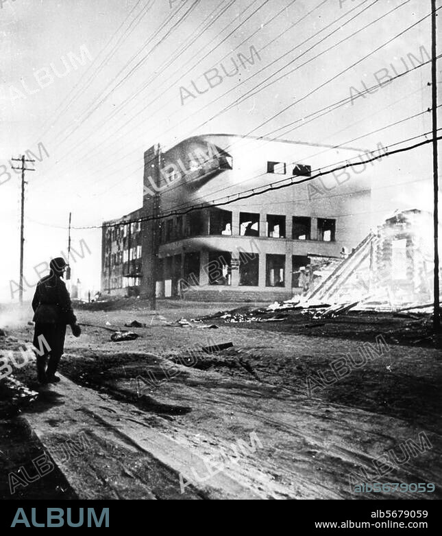 2. Weltkrieg / Finnland:. Eroberung von Petrosawodsk (Petroskoi), Hauptstadt von Ostkarelien, durch finnische Truppen am 1. Oktober 1941. Ein finnischer Stoßtruppsoldat in einem von den Sowjets in Brand gesetzten Stadtviertel. Foto, 7.10.1941.