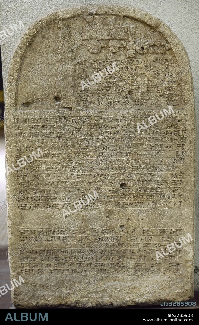 Mesopotamia. Estela que conmemora la victoria del rey asirio Senaquerib. En un tiempo situado a lo largo de la calle principal que conducía hasta el Palacio de Nínive. 705-681 a. C. El relieve representa a Senaquerib orando ante los símbolos divinos. Piedra caliza. Ninive. Museos Arqueológicos (Museo del Antiguo Oriente). Estambul. Turquía.