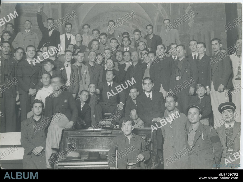 Jerez de la Frontera (Cadiz), enero de 1936. Jose Antonio Primo de Rivera, rodeado de los directivos y afiliados a Falange Española, al final de un acto celebrado en el teatro Eslava.