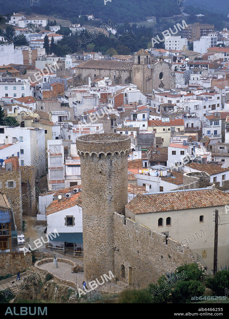 VISTA PANORAMICA DE TOSSA DE MAR CON LA TORRE DEL RECINTO AMURALLADO EN PRIMER TERMINO - FOTO AÑOS 90.