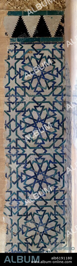 ZOCALO DE AZULEJOS DE LA ALHAMBRA DE GRANADA DEL PABELLON DEL PARTAL - ALICATADOS DE GAMA FRIA ESTRELLADOS.