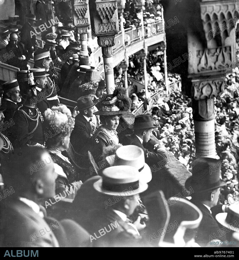 6 septiembre 1908. Los Reyes en su palco de la plaza de Toros de san Sebastian.