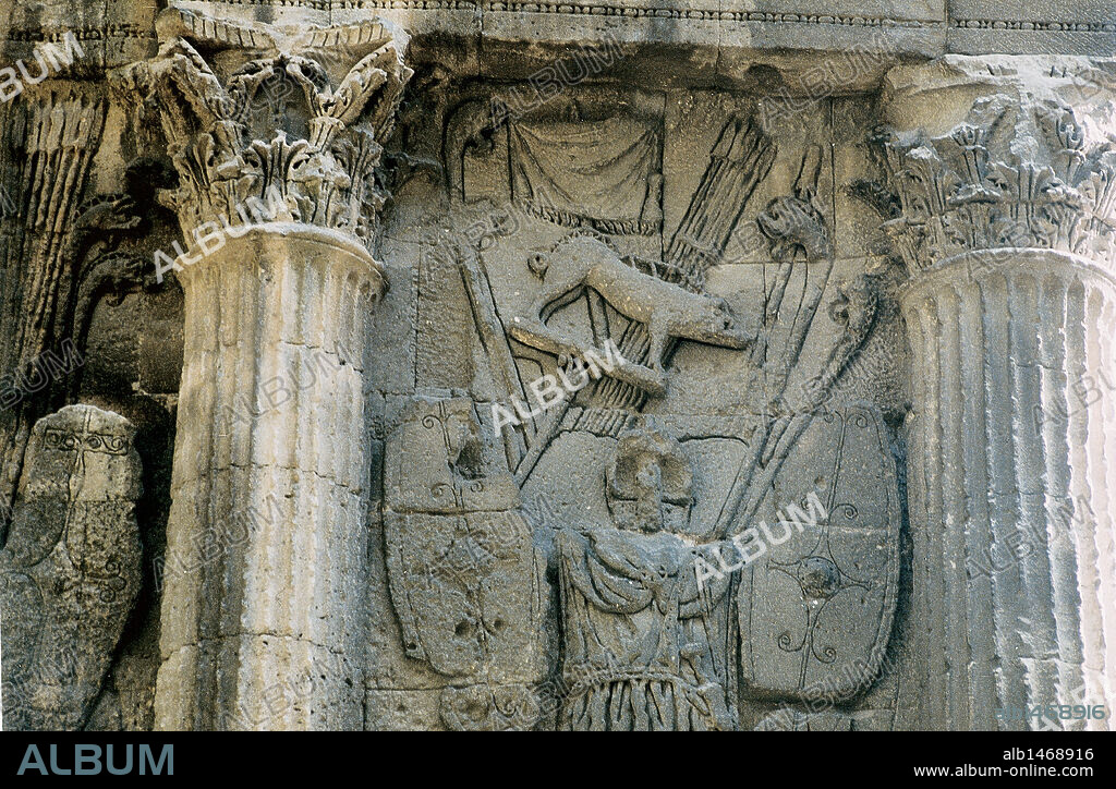 ARTE ROMANO. FRANCIA. 'TROFEOS DE LOS GALOS VENCIDOS DURANTE LA CONQUISTA DE LAS GALIAS POR JULIO CESAR'. Relieve del Arco de Triunfo (S. I). Orange.