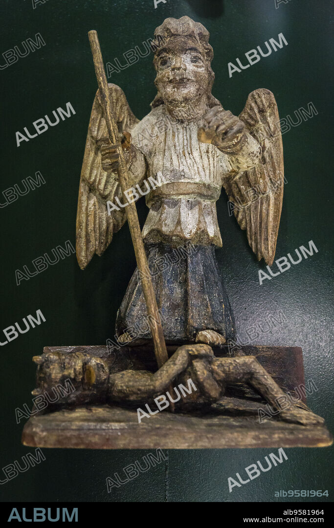 escultura de madera, San Miguel arcangel venciendo al demonio, siglo XX, museo de los iconos, castillo Real, Sanok, voivodato de subcarpacia,,Polonia, eastern europe.