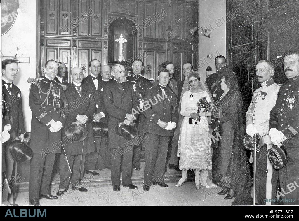 18 mayo 1919. Madrid. Una boda Aristocrática. El Marqués de Lambertye (1) y la Srta. De sancho Mateo (2), con sus Padrinos e Invitados, después de la ceremonia de su Boda, Celebrada ayer en san Luis de los Franceses.