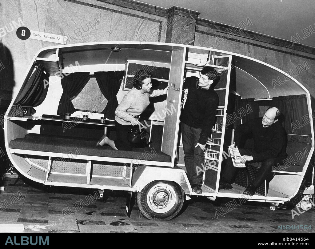 Stockholm 1966-01-27. Bo, Christina och Stefan Bergström från Kristinehamn prövar husvagnen "Cabby" som kommer från samma stad. Svenska husvagnssalongen öppnas på fredag hos Ostermans av Motormännens riksförbund. Intresset för husvagnssemester ökar starkt i Sverige. Man räknar med att 5 000 vagnar såldes förra året, vilket innebär en ökning med ungefär 1000 jämfört med 1964. Det finns nu omkring 30 000 husvagnar i Sverige.. Foto: Roland Jansson / DN / TT / Kod: 29. ** SvD OUT **.