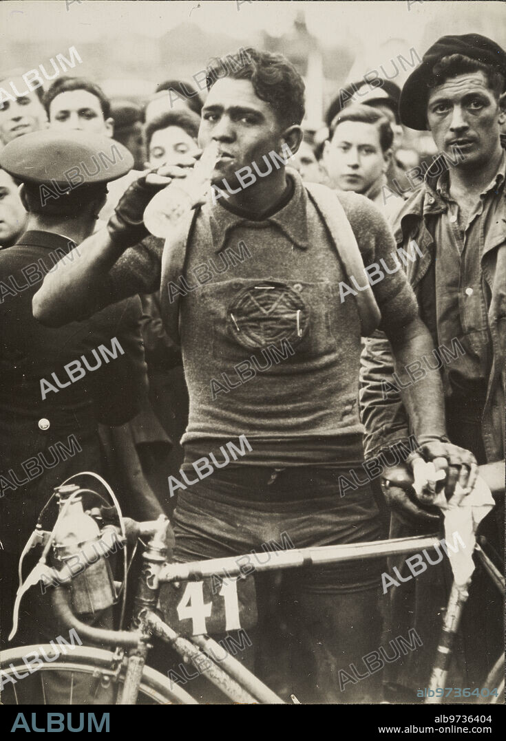 Bilbao, May 21, 1936. II Tour of Spain. In the image, Vicente Carretero, winner of the stage between San Sebastián and Bilbao, after reaching the finish line. On the runner's shirt, the Real Madrid shield.