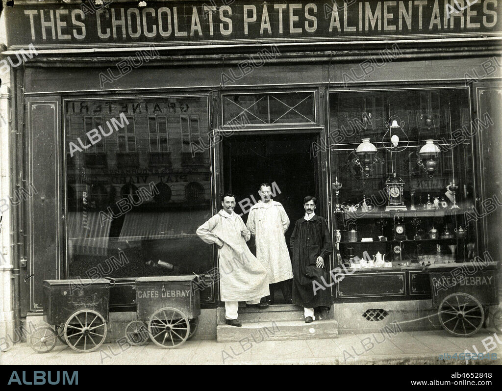 Devanture d'une epicerie. Photographie anonyme pour une carte postale de 1908. Credit : Collection IM/KHARBINE-TAPABOR.