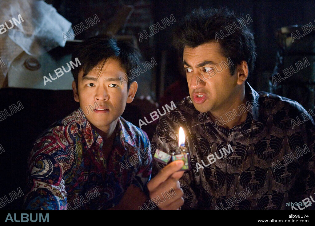 JOHN CHO y KAL PENN en DOS COLGAOS MUY FUMAOS: FUGA DE GUANTANAMO, 2008 (HAROLD & KUMAR ESCAPE FROM GUANTANAMO BAY), dirigida por HAYDEN SCHLOSSBERG y JON HURWITZ. Copyright KINGSGATE FILMS/MANDATE PICTURES/NEW LINE CINEMA / TRUEBLOOD, JAMIE.