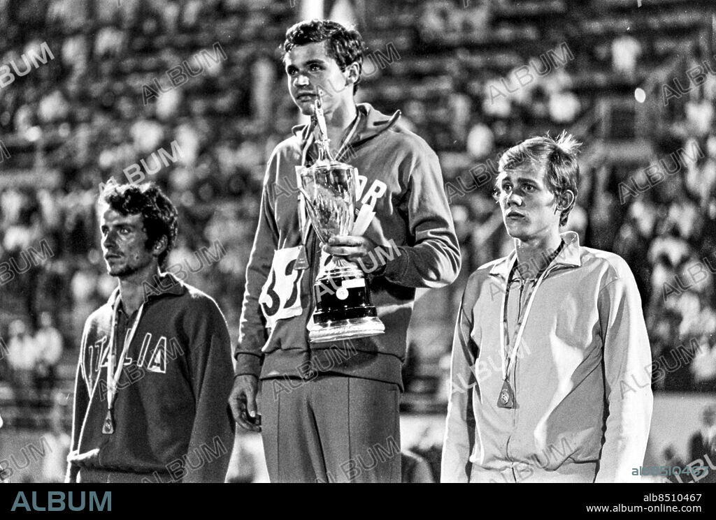 ATEN 1969-09-20. De tre stavhoppsmedaljörerna med segraren Wolfgang Nordwig, Östtyskland (mitten) flankerad av trean Aldo Rigi, Italien (t. v.) och tvåan Kjell Isaksson, Sverige, (t. h.) på prispallen under medaljceremonin vid Europamästerskapen i friidrott i Aten 20:e september 1969. Iskassons silverhopp var på 5,20 m.. Foto: EPU / TT / Kod: 193.