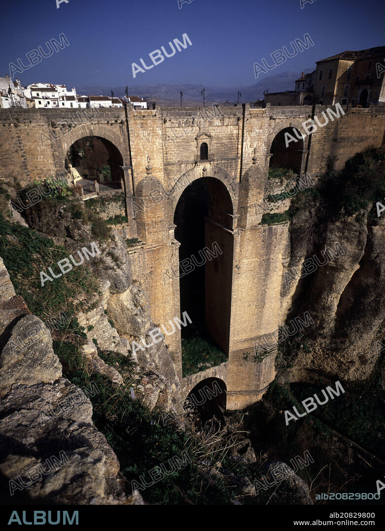 JOSE MARTIN ALDEHUELA. PUENTE NUEVO DE RONDA CONSTRUIDO ENTRE 1759 Y 1793 PARA SALVAR EL TAJO DE RONDA GARGANTA EXCAVADA POR EL RIO GUADALEVIN - FOTO AÑOS 80.