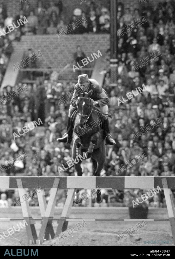 STOCKHOLM 1956-06-14.. Segraren Petrus Kastenman går över hinder nr 3 med sin Iliuster vid OS-Fälttävlans hoppning på Stadion.. Foto: Owe G. Sjöblom / AB Text & Bilder / SVT / Kod: 5600. Mapp: Ryttar-OS i Sthlm i juni 1956: Banhoppning I:291E. Segrare Vinnare Olympiska ryttarspelen.