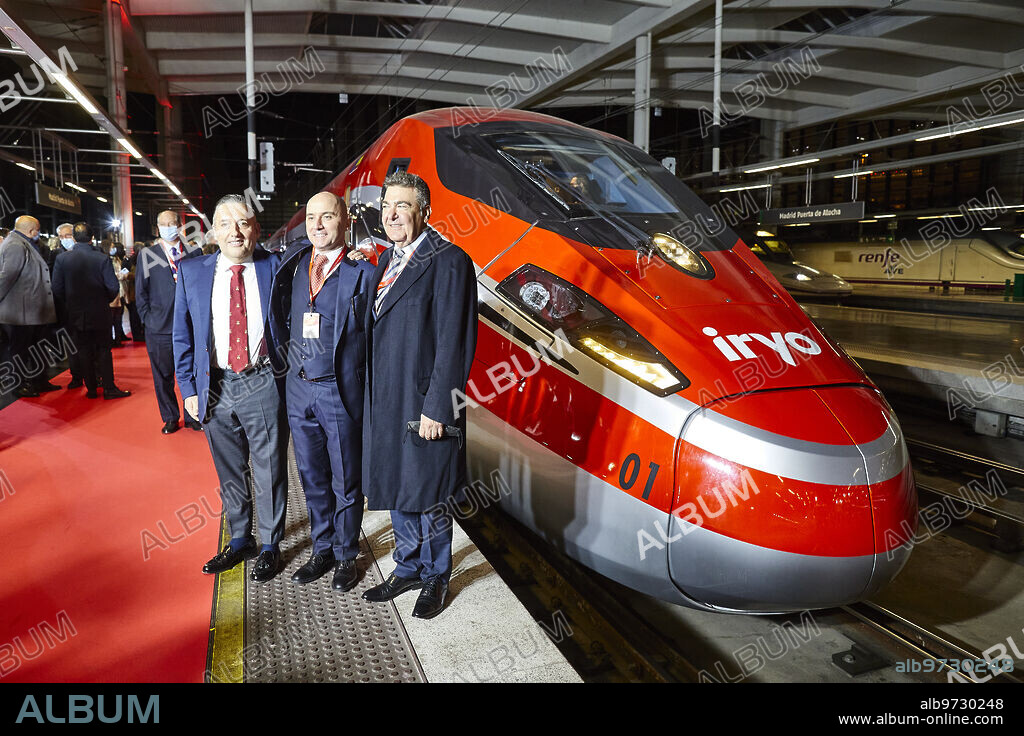 Madrid, 18/11/2021. Estación de Atocha. Presentación del tren de Alta Velocidad Iryo de la empresa Ilsa. El presidente de Ilsa, Carlos Bertomeu (d), el director general de Ilsa, Víctor Bañares (i), y el nuevo CEO de ILSA, Simone Gorini. Foto: Guillermo Navarro. ARCHDC.
