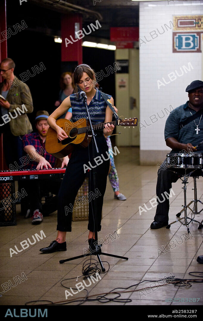 KEIRA KNIGHTLEY en BEGIN AGAIN, 2013, dirigida por JOHN CARNEY. Copyright EXCLUSIVE MEDIA GROUP.