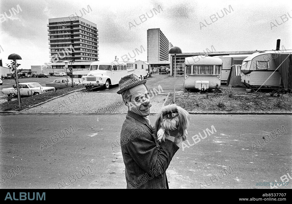 DANMARK KÖPENHAMN 1968-09.. Enrico Caroli, clown på Cirkus Schumann, med en hund.. Foto: Bertil S-son Åberg / RiR / SVT / Kod: 5600. Reportage publ. i RiR 42/68 sid. 16-17 inför TV-pjäsen Akt utan ord av Samuel Beckett.. RiR 19176 sv/v neg. Sällskapsdjur Exteriör Lösnäsor.