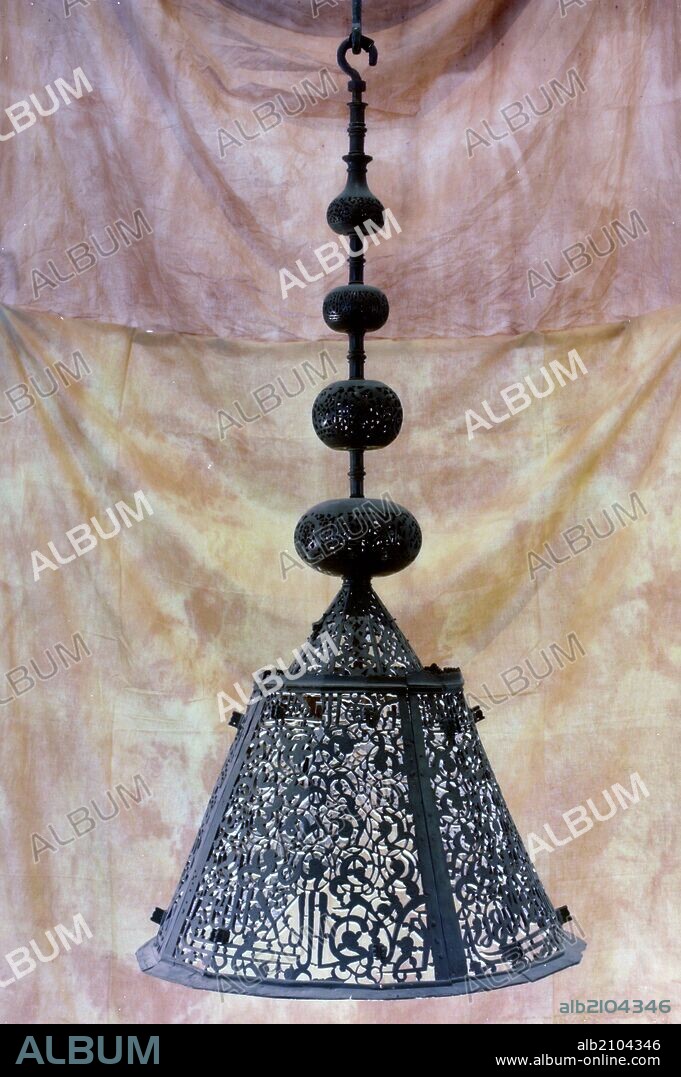 LAMPARA DE MEZQUITA DE LA ALHAMBRA. Nº INV. 50519. PROCEDENCIA GRANADA. ALTURA 120 CM. MUSULMAN. NAZARI XIV. (EXPOSICION :ARTE ISLAMICO ESPAÑOL)(DEPOSITO: MUSEO ARQUEOLOGICO NACIONAL).