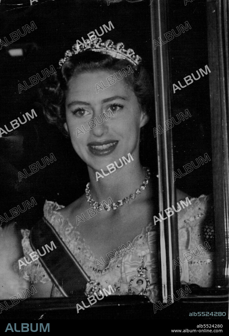State Banquet for the King and Queen of Sweden - The queen this evening held a State Banquet at Buckingham Palace in honour of the King Gustav and Queen Louise of Sweden who have arrived in London for a four-day State visit. This photograph, taken to-night outside Buckingham Palace shows Princess Margaret arriving from Clarence house for the Banquet.Princess Margaret has a happy smile as she arrives at the State Banquet at Buckingham Palace, given in honor of King Gustaf and Queen Louise of Sweden. The Swedish royal couple were making a four-day State visit. June 28, 1954. (Photo by Daily Mail Contract Picture).