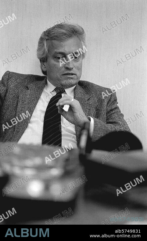 Ipsen, Knut; Jurist, Prof. für Völkerund Staatsrecht (1979-89 Rektor der Ruhr-Universität Bochum); geb. 9.6.1935 in Hamburg. Prof. Knut Ipsen in seinem Büro an der Ruhr-Universität Bochum. Foto, 24. April 1986.