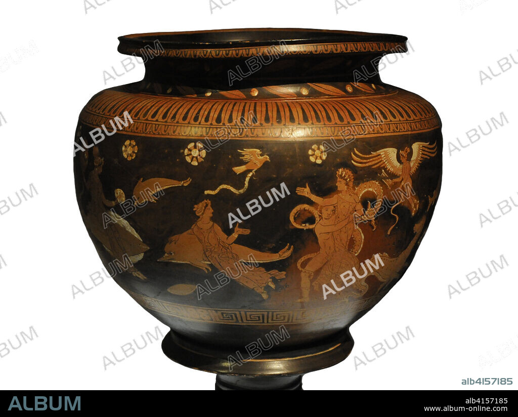 Dinos de Tetis y Peleo. Rapto de Tetis. Vasija de cerámica griega de figuras rojas. Muestra el rapto de Tetis por parte de Peleo y la posterior boda entre ambos. En presencia del dios Eros, Peleo agarra por la cintura a la diosa que gesticula pidiendo ayuda a sus hermanas. Por encima de las figuras representadas, vuela una paloma portando las cintas nupciales en su pico. La vasija estuvo destinada a formar parte del ajuar de una tumba. Arcilla y pintura. Pintor del Louvre MNB 1148. 340 a.C. Procede de Apulia (Italia). Detalle. Museo Arqueológico Nacional. Madrid. España.