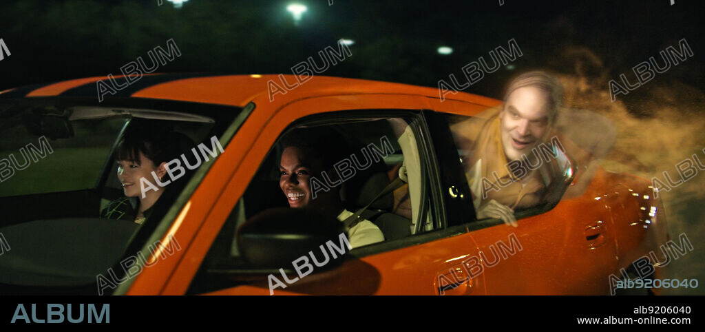 DAVID HARBOUR, ISABELLA RUSSO y JAHI DI'ALLO WINSTON en UN FANTASMA ANDA SUELTO POR CASA, 2023 (WE HAVE A GHOST), dirigida por CHRISTOPHER LANDON. Copyright LEGENDARY PICTURES.
