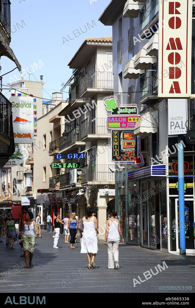 Benidorm; calle "Paseo / Paseig de la Carretera" que centraliza actividad comercial del nucleo original del "pueblo".
