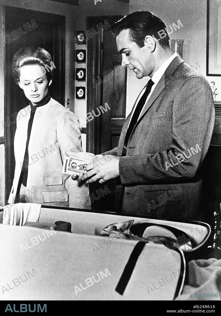 SEAN CONNERY and TIPPI HEDREN in MARNIE, 1964, directed by ALFRED HITCHCOCK. Copyright UNIVERSAL PICTURES.