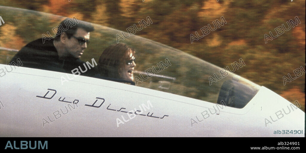PIERCE BROSNAN et RENE RUSSO dans THE THOMAS CROWN AFFAIR, 1999, réalisé par JOHN MCTIERNAN. Copyright UNITED ARITSTS.