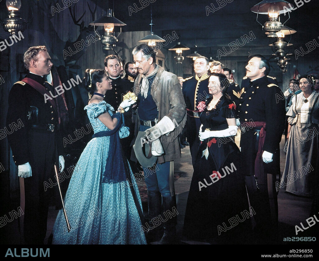 JOANNE DRU, JOHN WAYNE y MILDRED NATWICK en LA LEGIÓN INVENCIBLE, 1949 (SHE WORE A YELLOW RIBBON), dirigida por JOHN FORD. Copyright RKO.