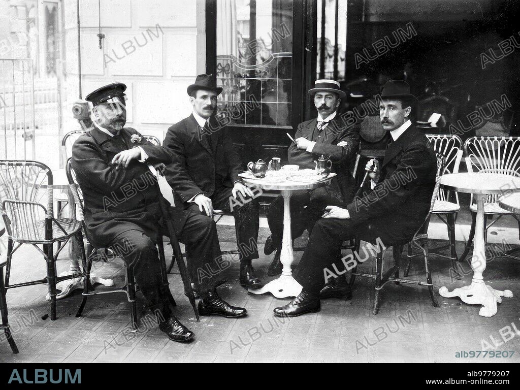 22 septiembre 1908. Don Jaime en Biarritz. En la Bodega, de izquierda A Derecha: el Marqués de Tamarit, el Sr. Oyarzun, don Jaime de Borbón y nuestro Compañero, Sr. Salaverría.