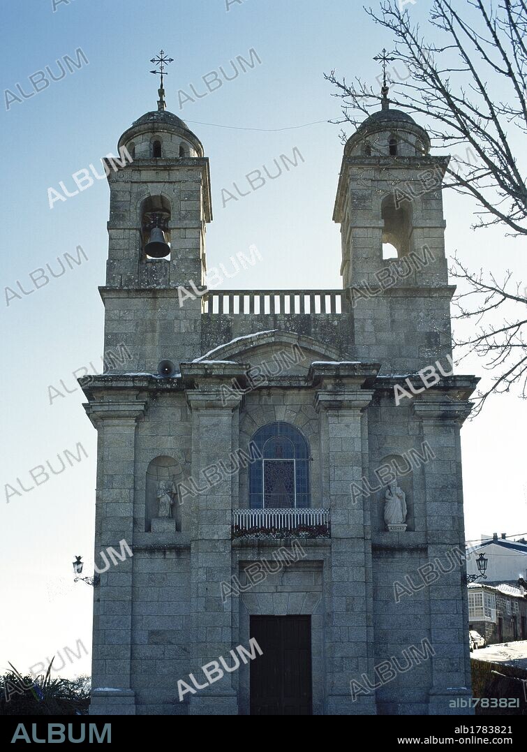 ARTE S. XIX. ESPAÑA. SANTUARIO DE LA VIRXE DOS REMEDIOS. Construído por Pedro Parada y Francisco Cerviño. Vista de la portada de estilo neoclásico. CASTRO CALDELAS. La Ribeira Sacra. Provincia de Ourense. Galicia.