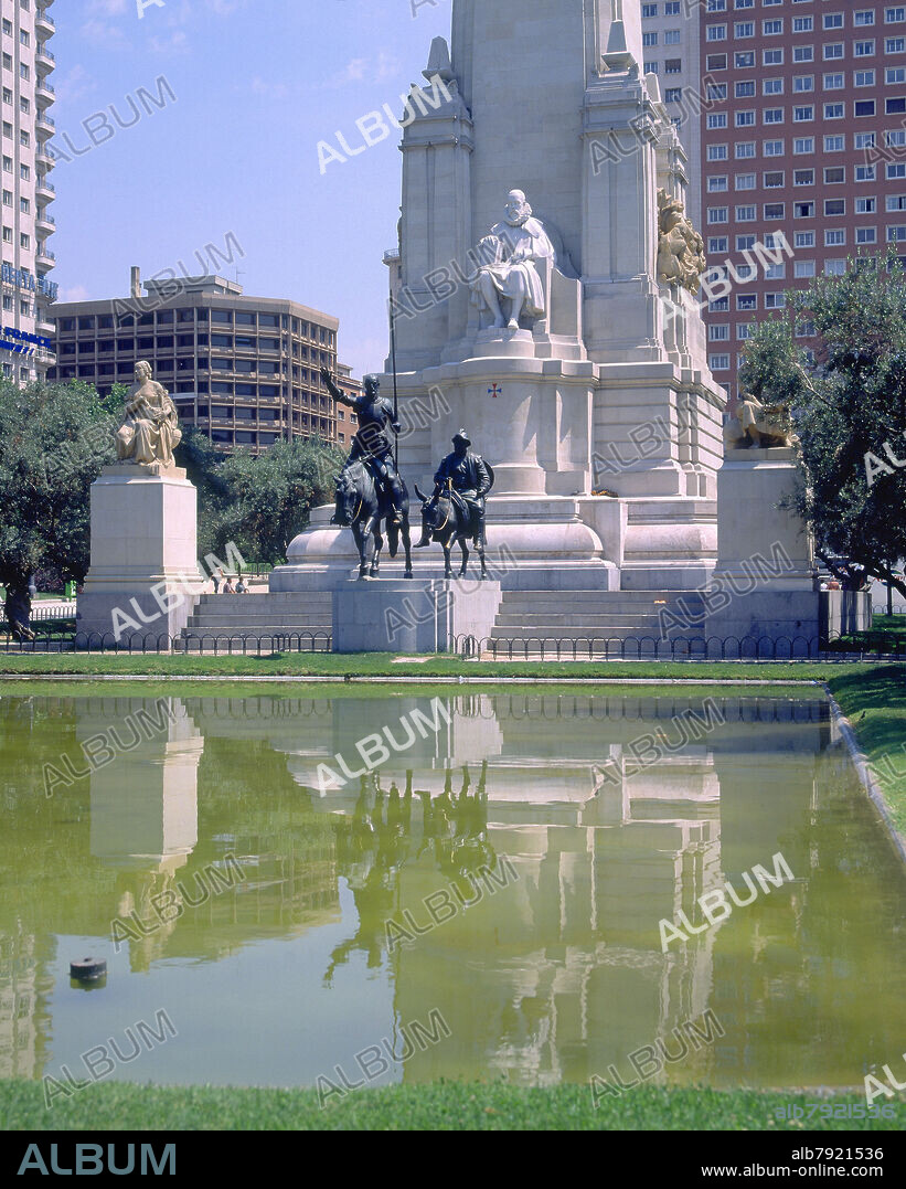 LORENZO COULLAUT VALERA (1876-1932). MONUMENTO A CERVANTES SITUADO EN PLAZA DE ESPAÑA DESDE 1960 AUNQUE SE COMENZO EN 1928 AL FONDO SE SITUA EL EDIFICIO ESPAÑA CONSTRUIDO EN.