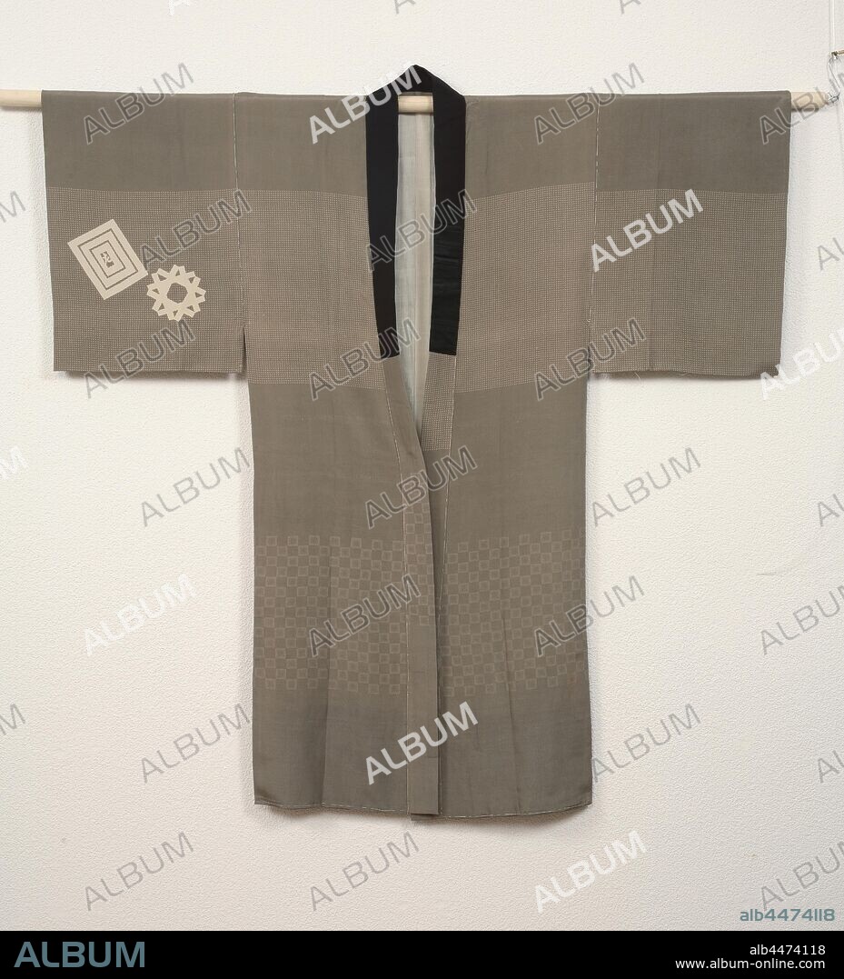 Men's nagajuban with kabuki actors, Onderkimono (nagajuban) for a man with a decoration on the upper half of the backs of four partially overlapping rectangular images, two of actors in checkered kimono of which one with a cloth around the head, two with paper strips with texts, two wide horizontal bands with large and small block motifs. The actor with the headscarf is 'Kirare Yosa' ('Yosa with the cuts'), with two scars of cuts on the chest, the other 'Komori Yasu' ('Yasu the Bat'), to the tattooed bat on (here not visible) cheek. Both men participate in the crime in the kabuki play 'Yo wa nasaki ukina no yokogushi'. The paper strips are probably sponsors' calling cards. On the left back three black family arms (mon), by the officers Nakamura Shikan, Morita Kanya and Ichikawa Sadanji, on the front of the right sleeve two family arms, from Ichikawa Sadanji and Jitsukawa Ensaburo. Gray crepe silk (chirimen) with stenciled yuzen decoration. White silk lining., anonymous, Japan, c. 1920 - c. 1940, silk, painting, h 130 cm × w 129 cm.