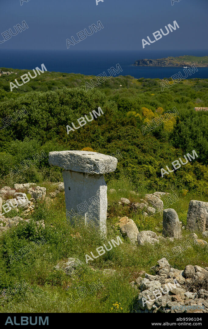 Taula de Sa Torreta (Torre Blanca).Parc natural de s' Albufera des Grau.Menorca.Reserva de la Bioesfera.Illes Balears.España.