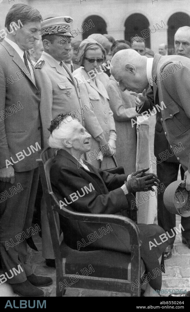 Orig. bildtext... LE GENERAL DE GAULLE PARLE A LA VEUVE DU GENERAL MANGIN. Le général de Gaulle a présidé ce matin, aux Invalides, les cérémonies du Centenaire de la naissance du général MANGIN qui se sont déroulées en présence de la veuve du général et des autres membres de sa famille. Une messe à l'église Saint-Louis des Invalides a été suivie d'une prise d'armes dans la cour d'honneur des Invalides. Dans la Cour des Invalides le général de GAULLE vient saluer Mme MANGIN, la veuve du général derrière laquelle se tiennent ses enfants parmi les quels le général d'aviation MANGIN et Mme Jacquelin BROSSET. 7 JUILLET 1966. Anm. C Mangin, 1866-1925, fransk general, kallad Slaktaren pga sina insatser under första världskriget. C de Gaulle, 1890-1970, fransk statsman, politiker och militär; regeringschef 1944-1946 samt 1958-1959; Frankrikes president 1959-1969. Handskar Minnesstunder Släktingar Vördnad Solglasögon Ceremonier Änkor CD678 persons: JACQUELIN BROSSET;CHARLES DE GAULLE;CHARLES MANGIN* sites: FRANKRIKE;PARIS.