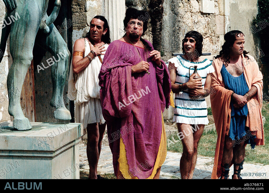 ANTONIO BELART et JUAN LUIS GALIARDO dans LISISTRATA, 2002, réalisé par FRANCESC BELLMUNT. Copyright FAIR PLAY PRODUCCIONS, A. LLORENS OLIVE PC.